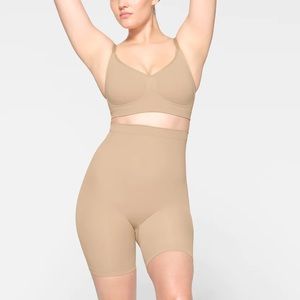 Skims sculpting short mid thigh- Clay
